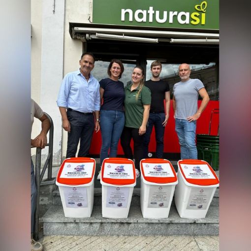 L'assessore Giacomini e la consigliera comunale Debora Biglia con alcuni volontari