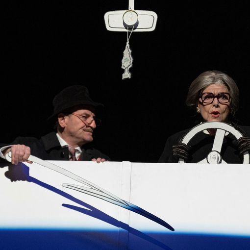 Due immagini di scena relative lo spettacolo &quot;Funeral home&quot;