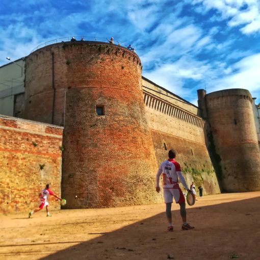 Dalle 16 partono le sfide del tamburello a muro. A Rocca d'Arazzo Coppa Italia tra Grazzano e Vignale