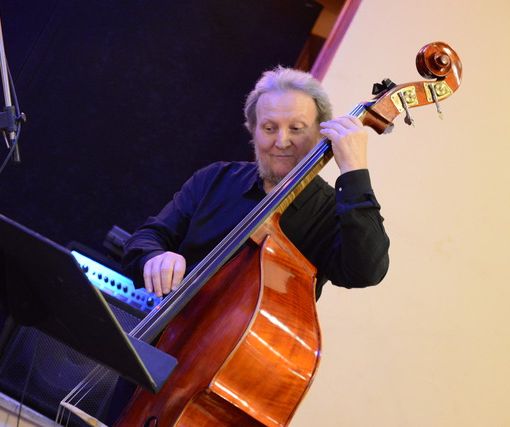 Un'immagine di Giorgio Pettenuzzo con il suo ultimo strumento (foto scelta dalla famiglia)