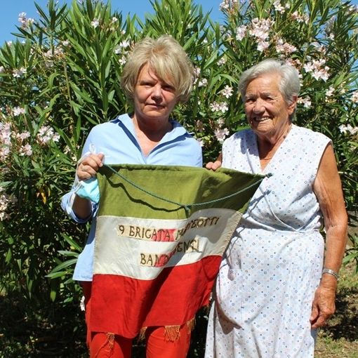Giovanna Beccuti e Maria Pia Panattero con la bandiera della 9ª Brigata Matteotti