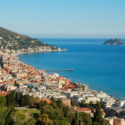 La città di Alassio è pronta ad accogliere a braccia aperte i turisti in totale sicurezza per un'estate meravigliosa