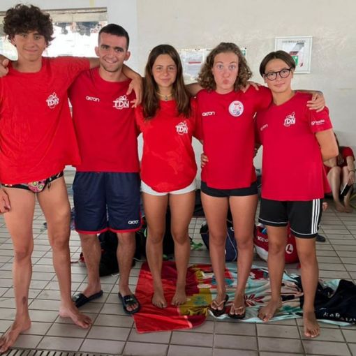 Tommaso Dadone (primo a sinistra) con alcuni compagni di squadra