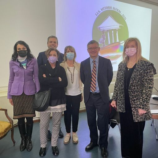 Il professor Barbero ritratto con alcuni docenti del &quot;Sella&quot;