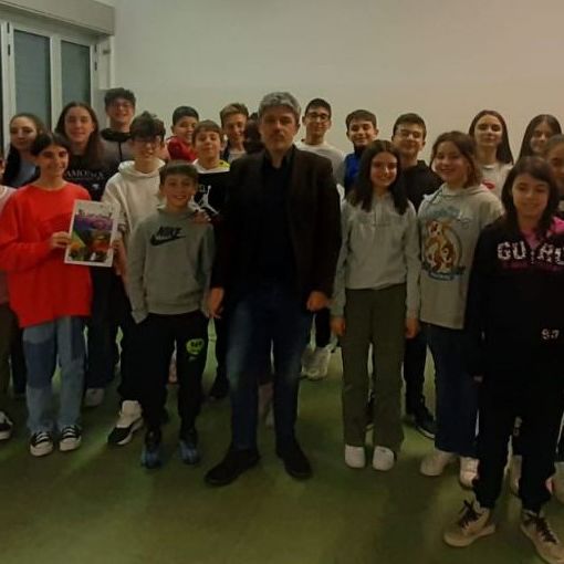 Studenti e studentesse della redazione con, al centro della foto, il giornalista Gabriele Massaro