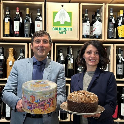 Diego Furia e Monica Monticone con il panettore &quot;firmato&quot; dall'artista astigiano