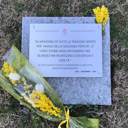 Per la Festa della donna l'Amministrazione ha deposto mimose accanto alla targa che ricorda le donne vittime di violenza