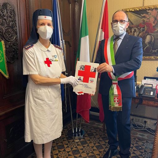 Il sindaco Rasero e Sorella Lucia Portioli - Ispettrice del Corpo delle Infermiere Volontarie del Comitato C.R.I. di Asti