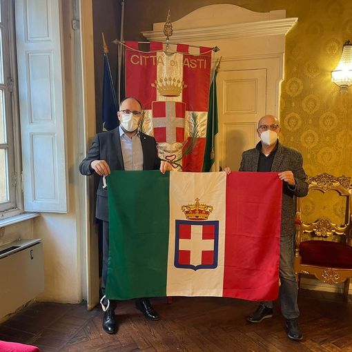 Maurizio Rasero e Gianfranco Imerito con la replica del Tricolore Sabaudo di inizio Novecento