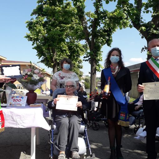 Catterina Bocchino, neo centenaria canellese, con gli amministratori locali