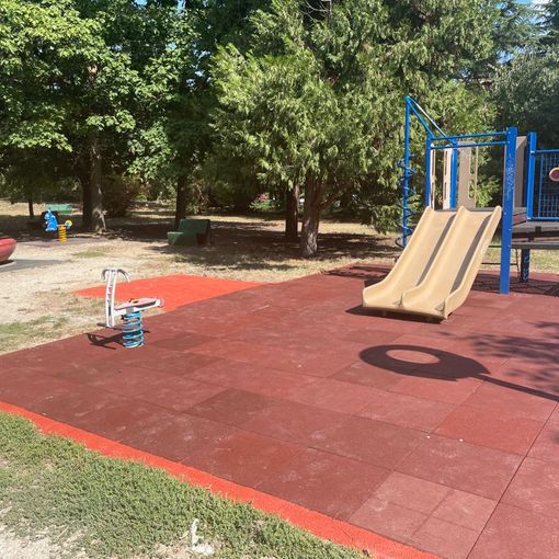 Il parco Bramante ha le sue nuove giostrine. Terminati i lavori di manutenzione