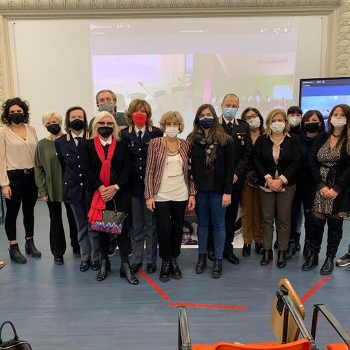 &quot;Parole e immagini contro la violenza&quot; ieri al centro di una mattinata dedicata alle scuole superiori di Asti