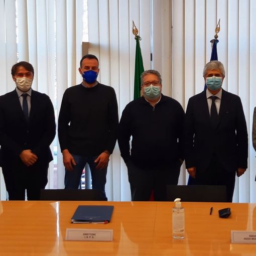 Foto di gruppo per i firmatari del protocollo contro il caporalato agricolo