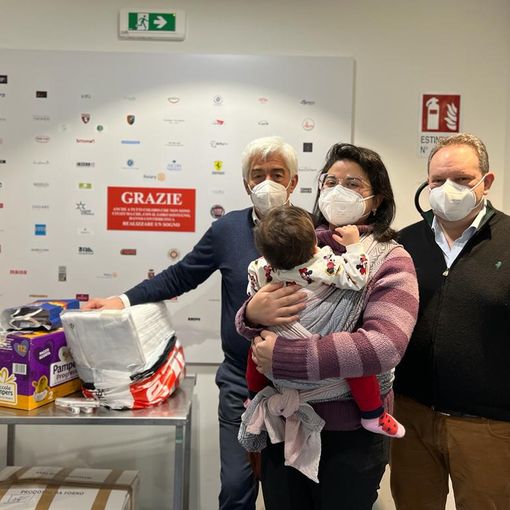 Il dottor Daniele Farina con i genitori di Anna e la bimba