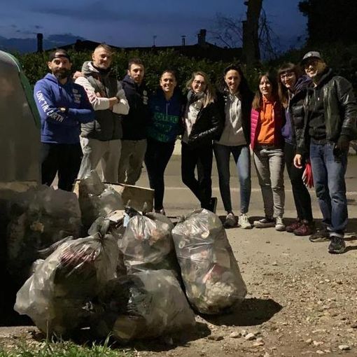 Rifiuti abbandonati: in corso Savona trovati persino i botti dello scorso Capodanno (FOTO)