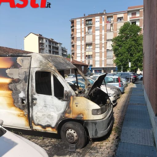 Furgone in fiamme in vicolo Goito ad Asti, il fumo fa scattare l'allarme in un palazzo vicino