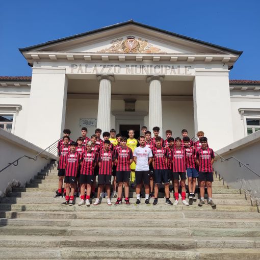Villanova, l'Amministrazione riceve i ragazzi della Mezzaluna Calcio per il passaggio alle Regionali