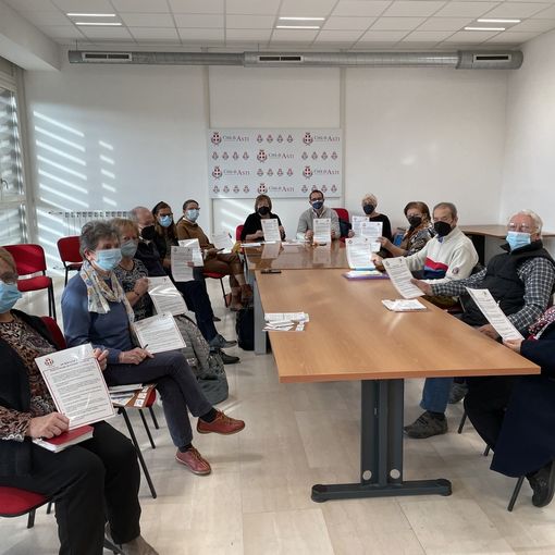 L'assessore Cotto e il dirigente Giolito con i rappresentanti dei Centri anziani del Comune di Asti