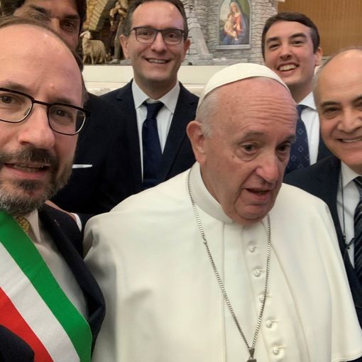 Un immagine della visita in Vaticano della giunta comunale di Asti