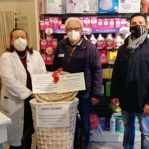 Nella foto, da sinistra: la presidente della SOA Francesca Dalcielo, il responsabile della sezione di Portacomaro Stazione del Banco di Solidarietà e il vicepresidente SOA e promotore dell'iniziativa Paolo Bassi
