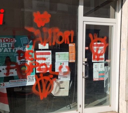 La sede del Pd vandalizzata