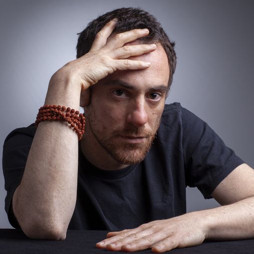 Elio Germano, Segnali d'allarme