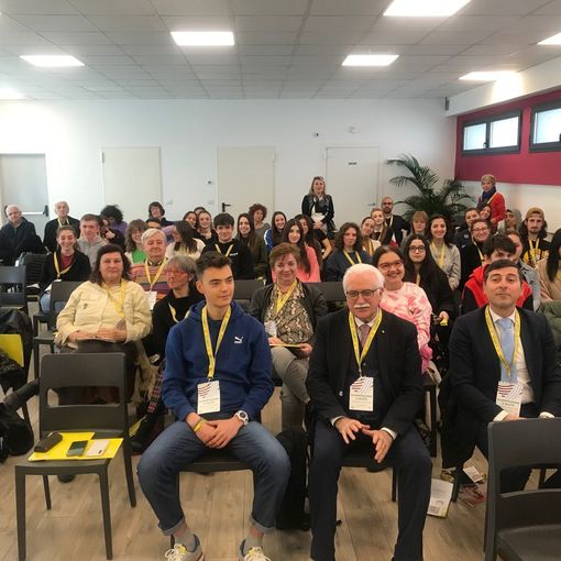 Il professor Calabrese e il direttore Furia ritratti con i partecipanti ad uno degli incontri