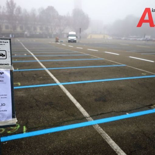 Ambiente Asti: &quot;Blue Monday? Ieri il lunedì più triste per i pendolari, con piazza del Palio tinta di blu&quot;