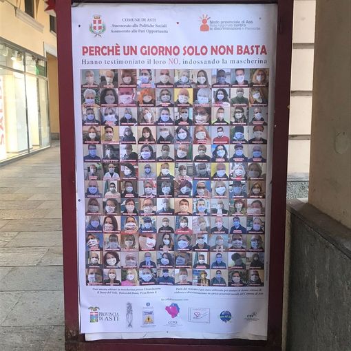 Manifesto contro la violenza sulle donne affisso in centro ad Asti