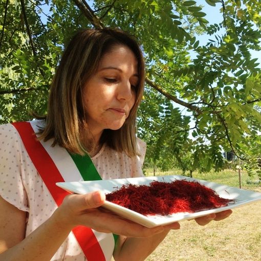 Il sindaco Anna Macchia e lo zafferano