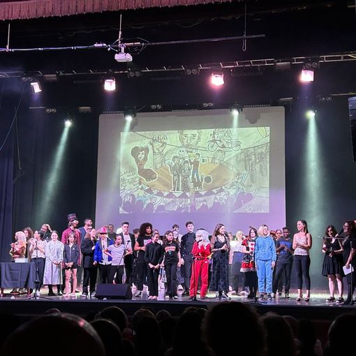 La &quot;mostruosa umanità&quot; poetica di  &quot;Burton nel paese dei freaks&quot;, spettacolo di fine anno della scuola Jona