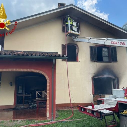 Incendio in una villetta indipendente a Montafia: intervento dei vigili del fuoco [FOTO]