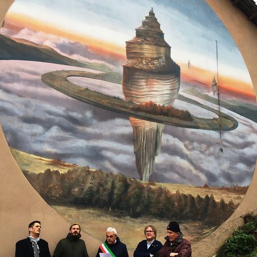 L'inaugurazione dell'opera di Vesod (secondo a sinistra); particolare del murale