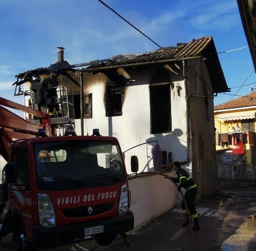 Quel che resta dell'abitazione dopo lo spegnimento delle fiamme