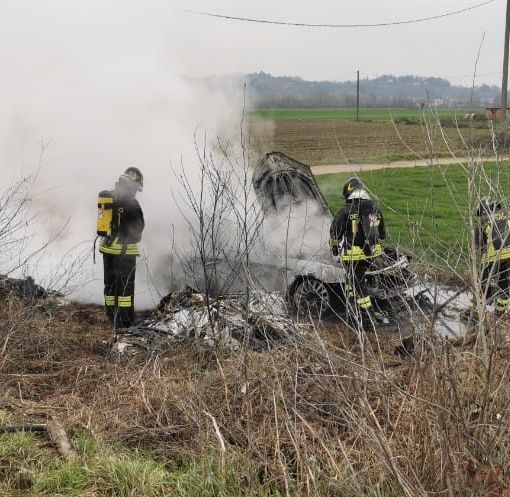 Auto in fiamme in frazione San Marzanotto