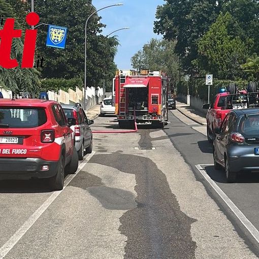 Auto in fiamme in un garage in zona Don Bosco