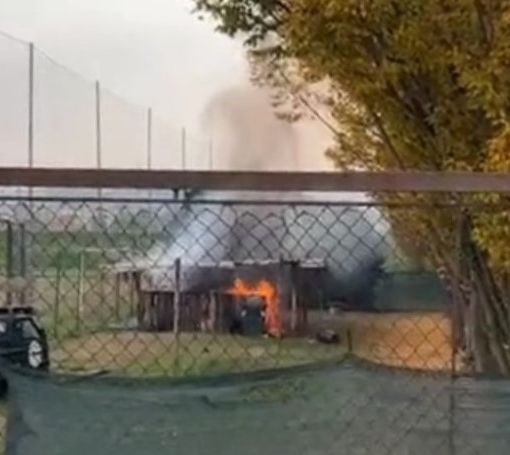 A fuoco la struttura del &quot;Al Terzo Tempo&quot; di Asti, luogo estivo di spettacoli all'aperto [FOTO]