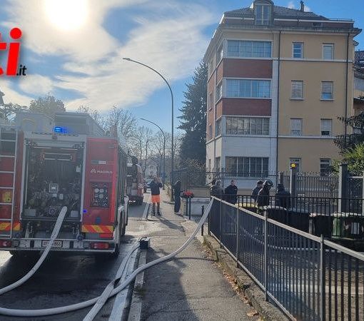 Veicolo in fiamme in un'autorimessa di via Conte Verde [GALLERIA FOTOGRAFICA]