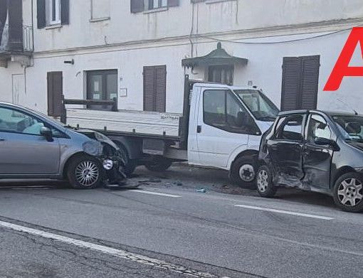 Incidente con feriti, in tarda mattinata, tra due auto e un furgone in località Sessant