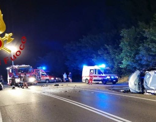 Frontale a Ferrere: una donna è stata estratta dall'auto dai vigili del fuoco