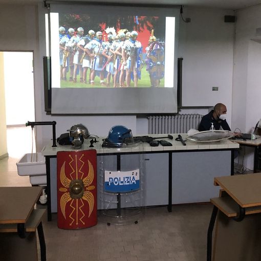 Al Liceo Vercelli polizia in cattedra con il Reparto mobile