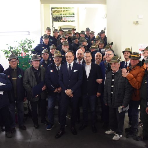 Il gruppo di Penne Nere ad Astiss con le autorità presenti all’incontro.