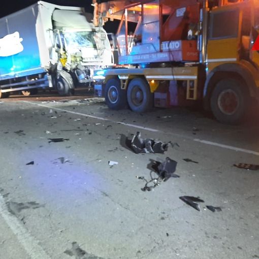 Scontro tra mezzi pesanti nella notte in corso Alessandria. I conducenti in ospedale