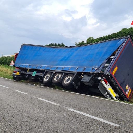 Camion fuori strada tra San Damiano e Canale. Due gru e un trattore per rialzarlo [FOTO]