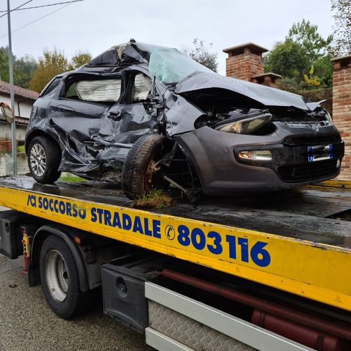 La carcassa dell'auto sulla quale viaggiava la vittima