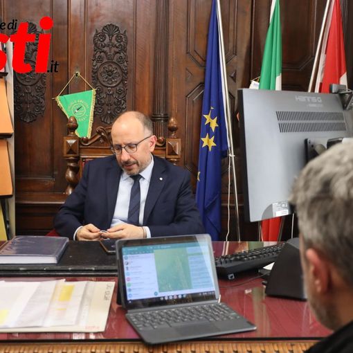 Il sindaco Rasero ritratto nel suo studio durante una precedente intervista (ph. Merfephoto - Efrem Zanchettin)