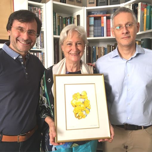 Una delle preziose stampe nelle mani di Clara Pagano insieme al nipote Roberto e a Massimo Umberto Tomalino