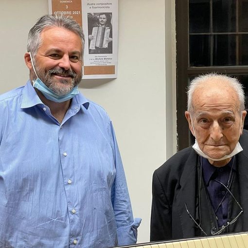 Don Minetti ritratto con il sindaco di Calamandrana Fabio Isnardi (immagine tratta dal profilo Facebook del sindaco)