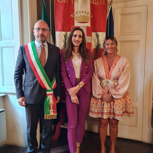Kejsi Berbiu ritratta con il sindaco Maurizio Rasero e l'assessore all'Istruzione Loretta Bologna