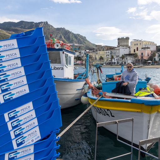 A lezione di sostenibilità nel mare di Ischia. Addio al polistirolo, la pesca diventa eco-friendly